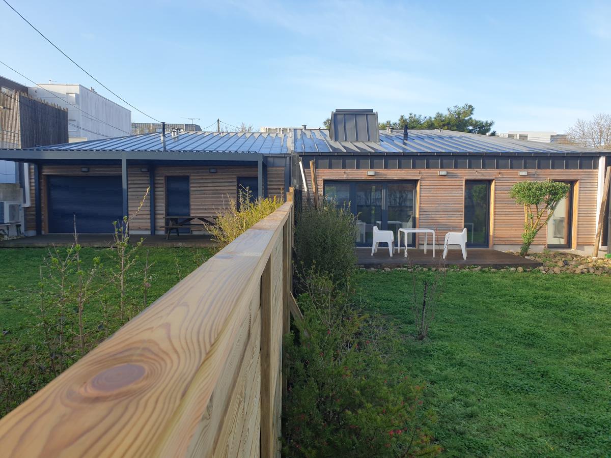 Séparation des 2 maisons avec clôture bois côté jardin